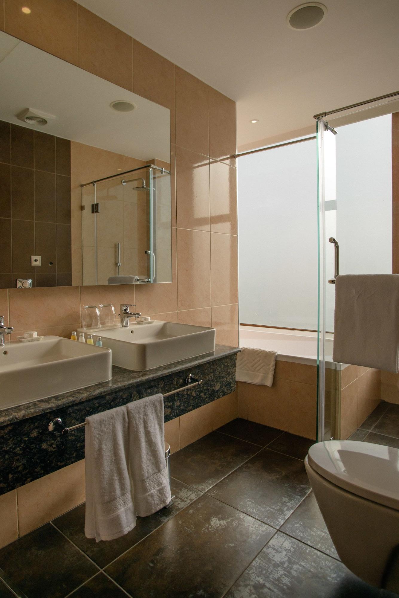 The Concord Hotel & Suites Найробі Екстер'єр фото A bathroom with a shower enclosure