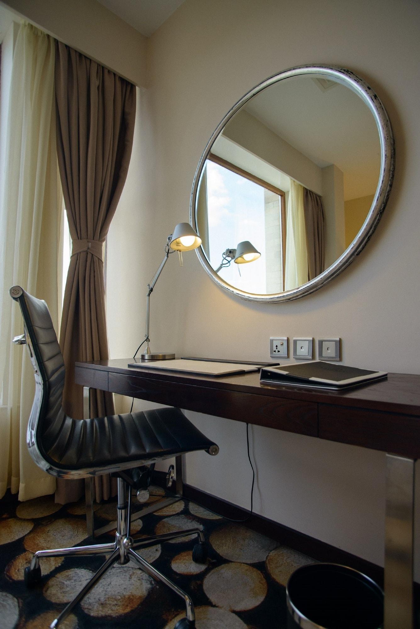 The Concord Hotel & Suites Найробі Екстер'єр фото A work desk in a hotel room