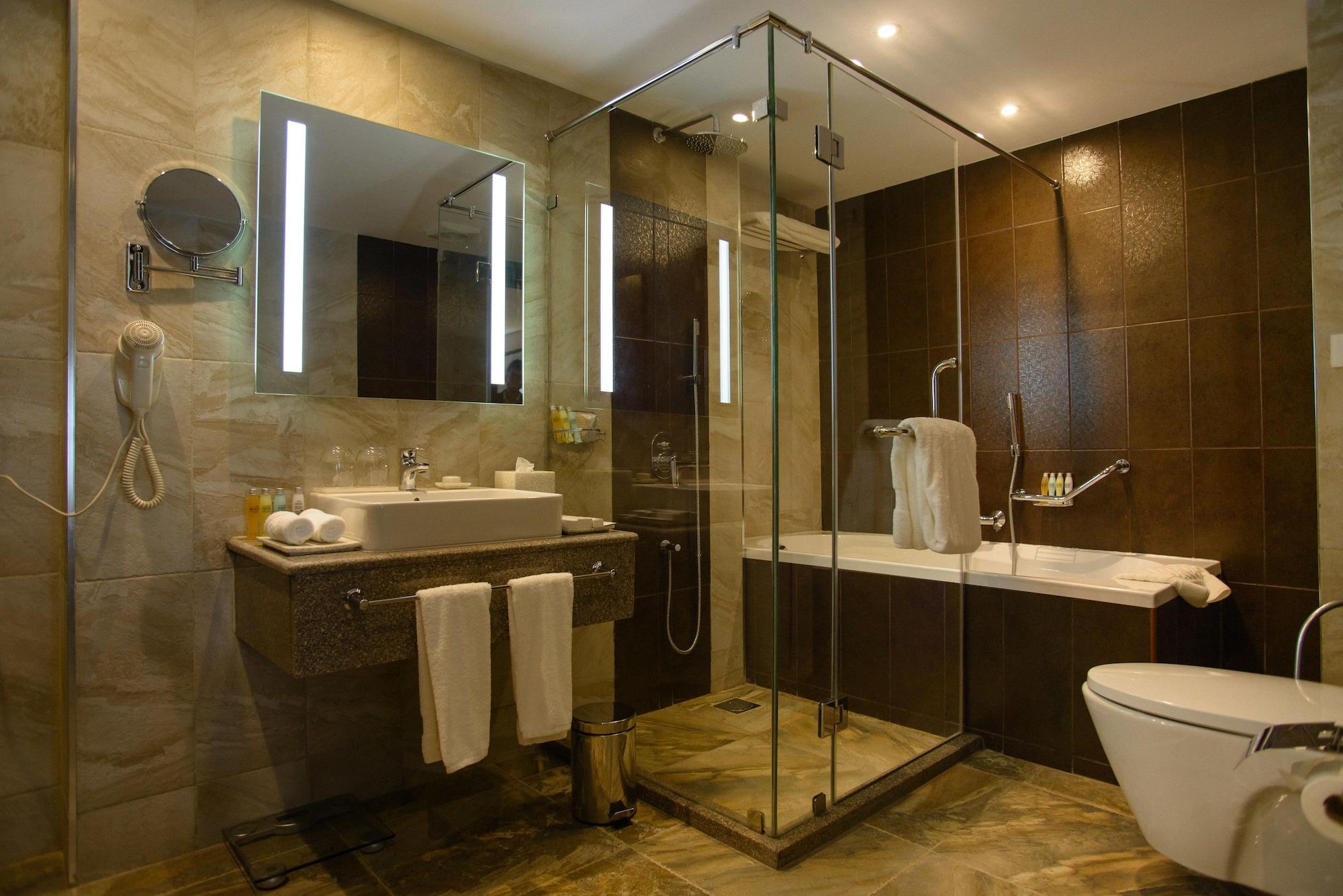 The Concord Hotel & Suites Найробі Екстер'єр фото A bathroom with a shower cubicle