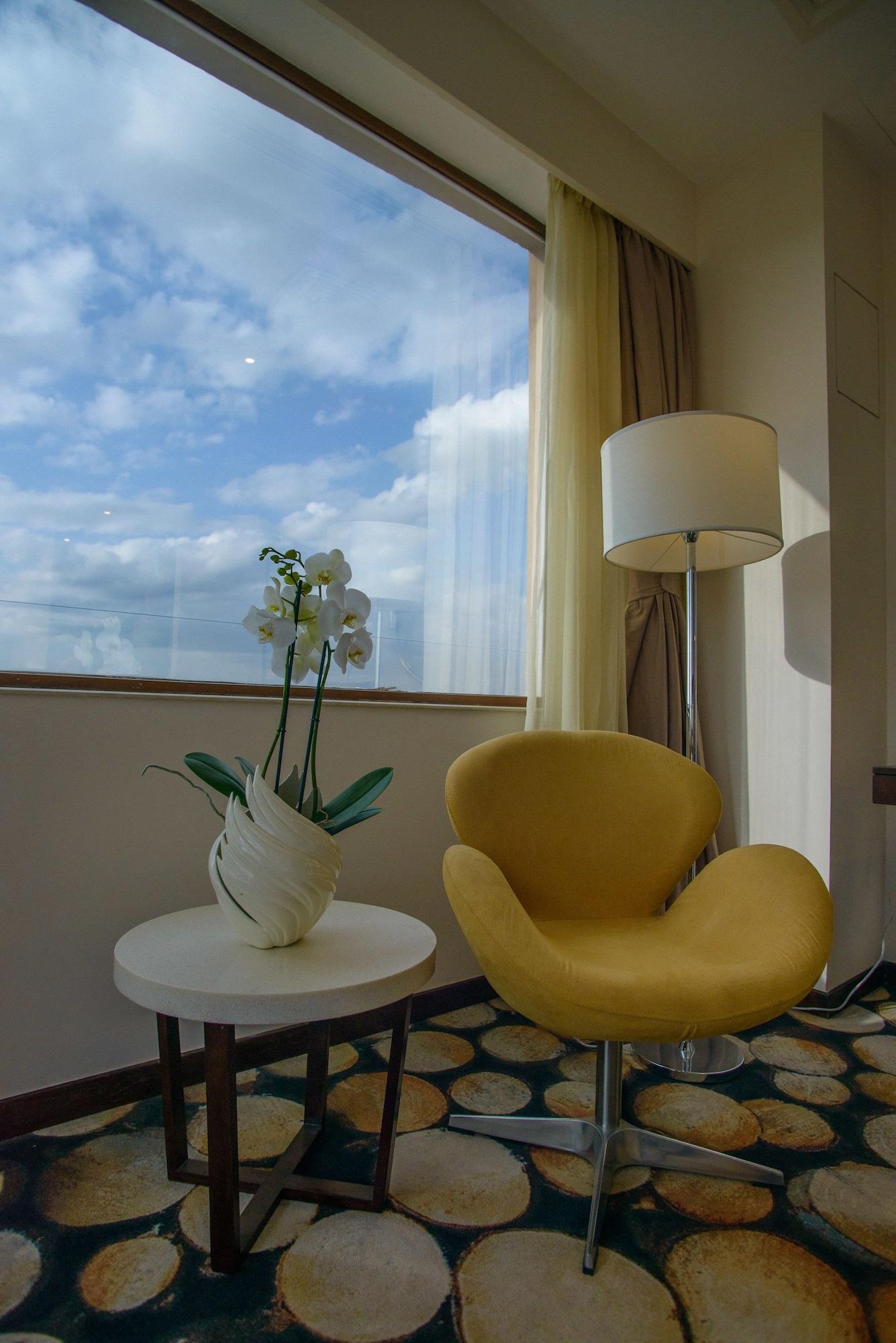 The Concord Hotel & Suites Найробі Екстер'єр фото A floor lamp