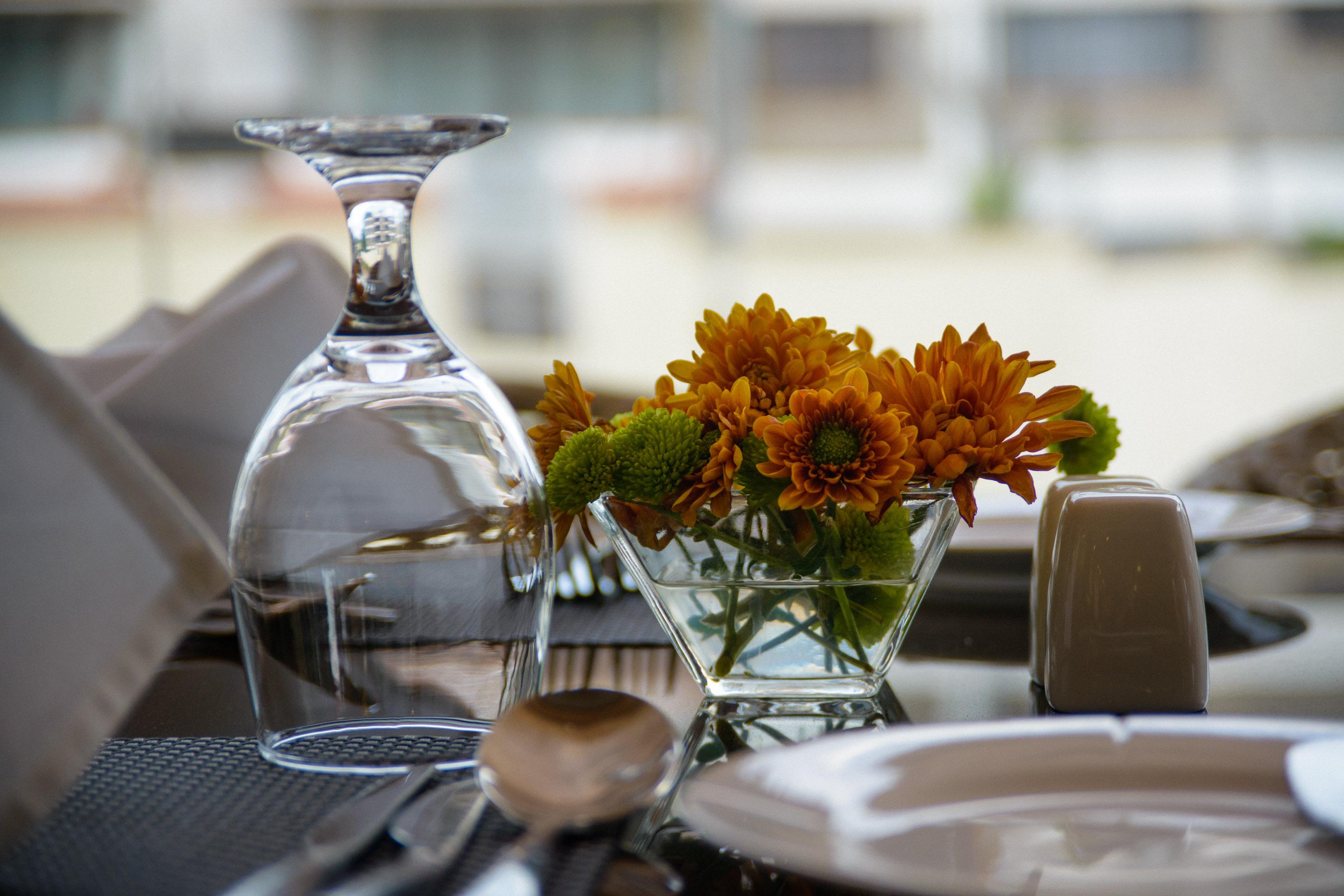 The Concord Hotel & Suites Найробі Екстер'єр фото A table setting at a restaurant