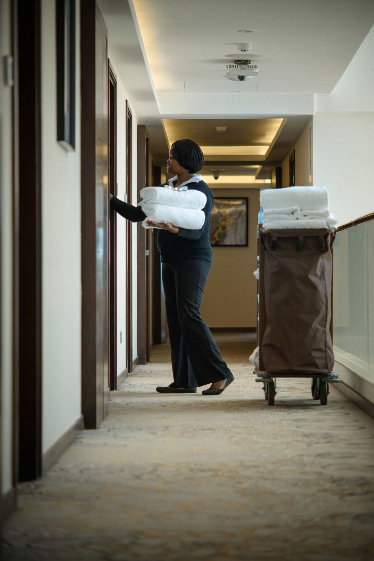 The Concord Hotel & Suites Найробі Екстер'єр фото A chambermaid delivering clean towels to a guest room