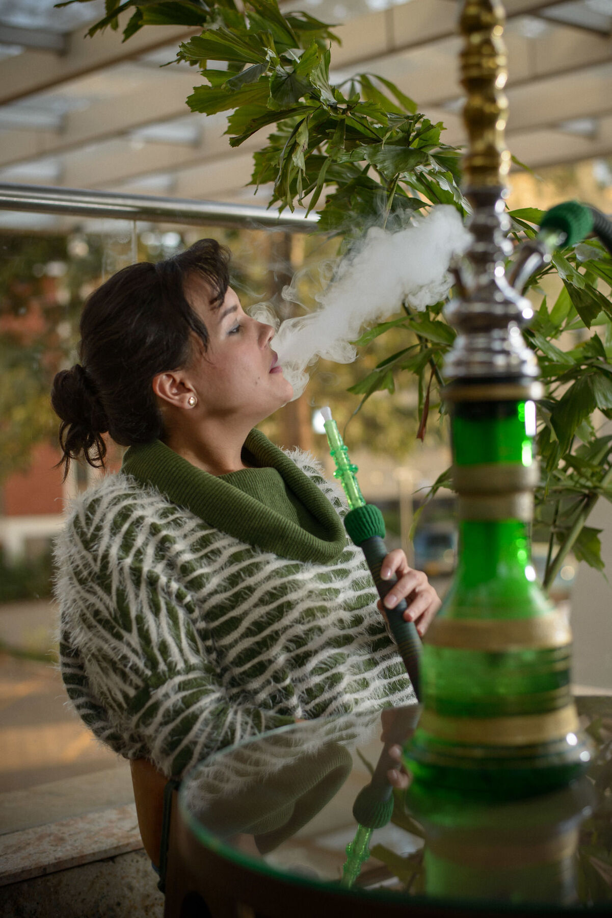 The Concord Hotel & Suites Найробі Екстер'єр фото A woman smoking a hookah