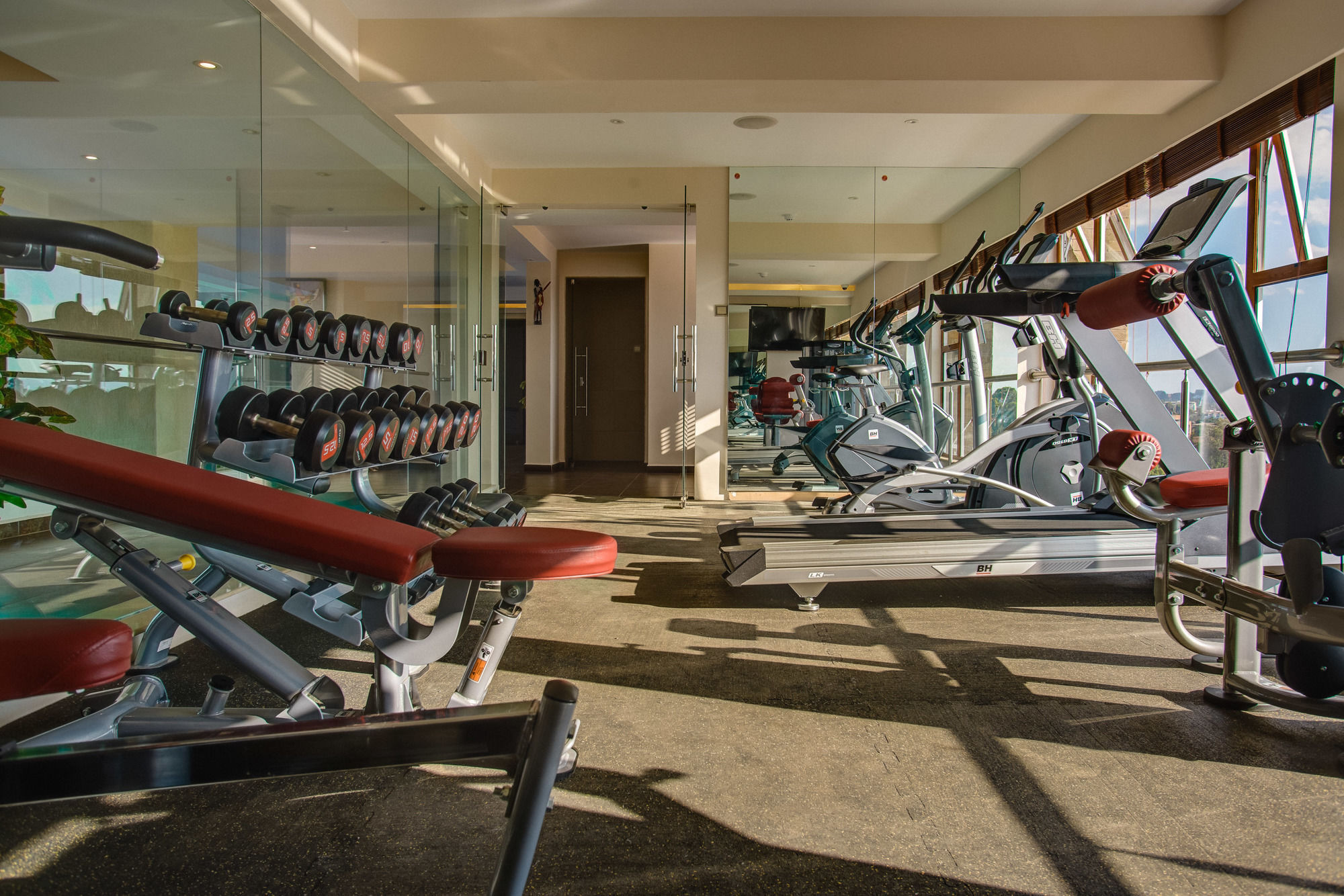 The Concord Hotel & Suites Найробі Екстер'єр фото The gym at the hotel